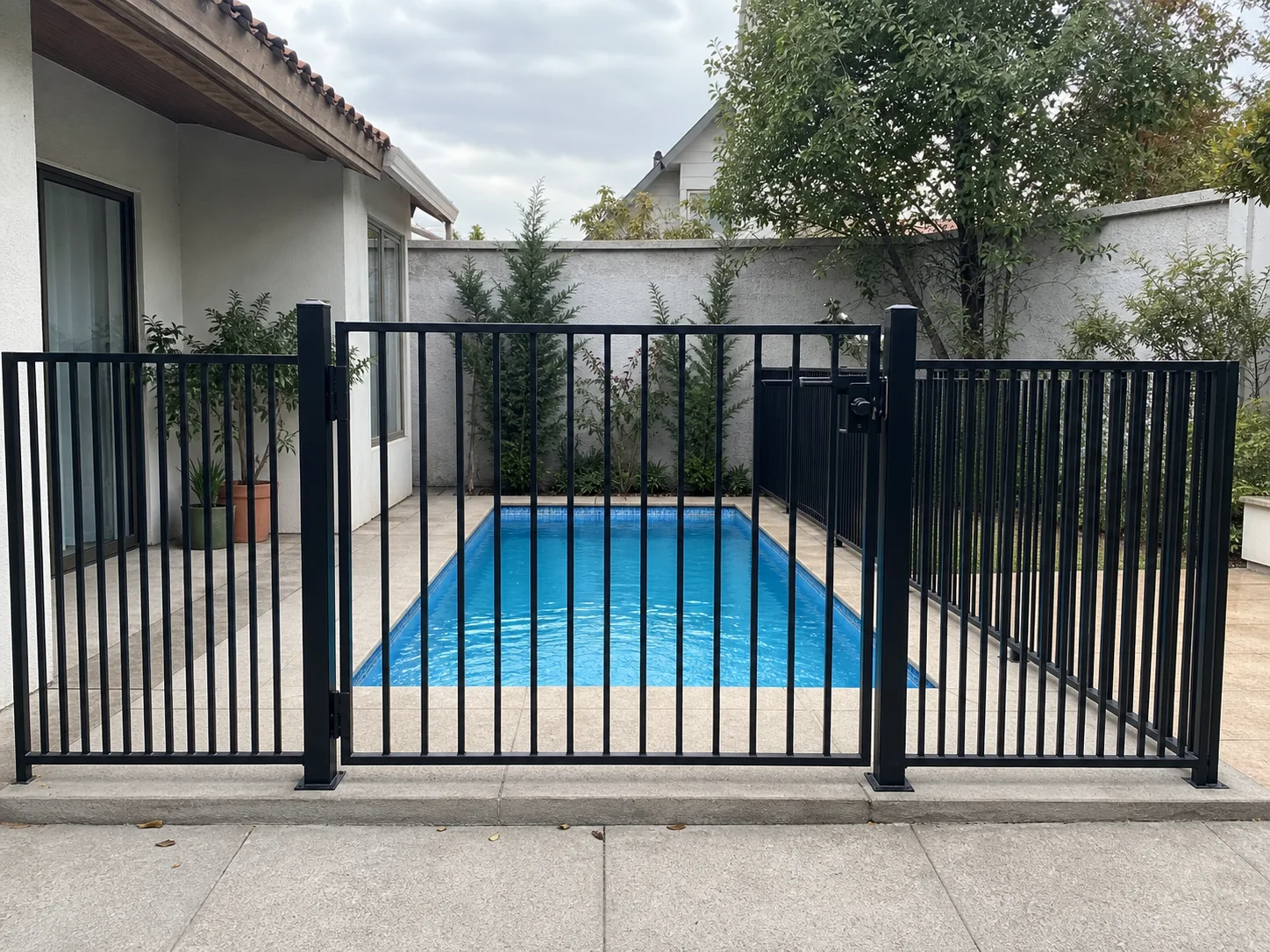 Cierre metálico de seguridad para piscina