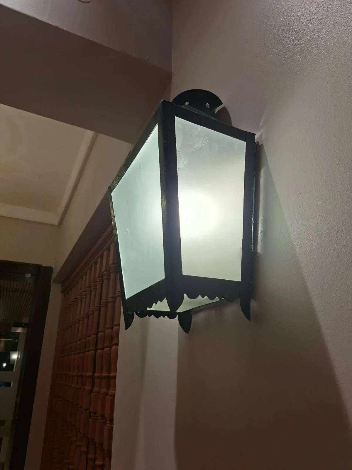 Farol de muro fabricado e instalado por Mantelli