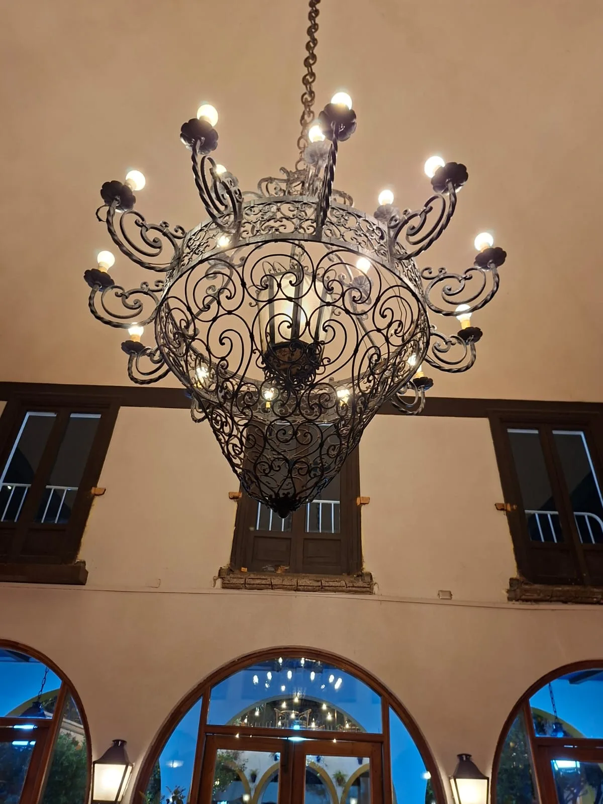 Lámpara araña monumental de fierro forjado instalada