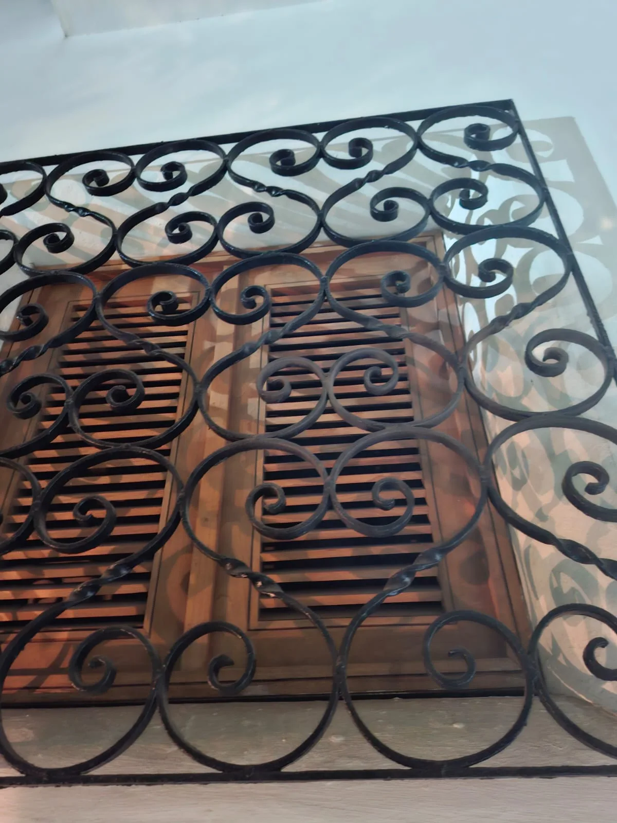 Detalle de reja ornamental instalada por Mantelli